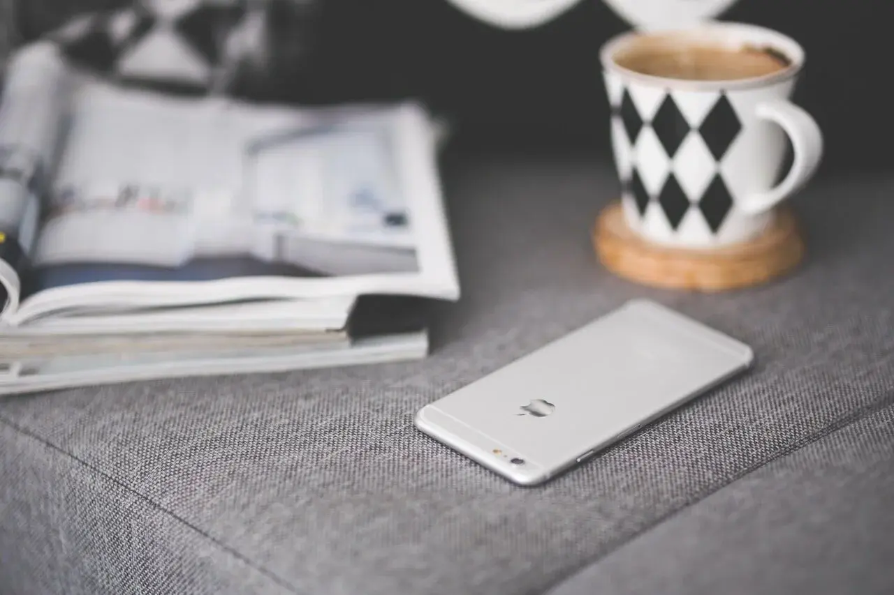 coffee-mug-apple-iphone.jpg